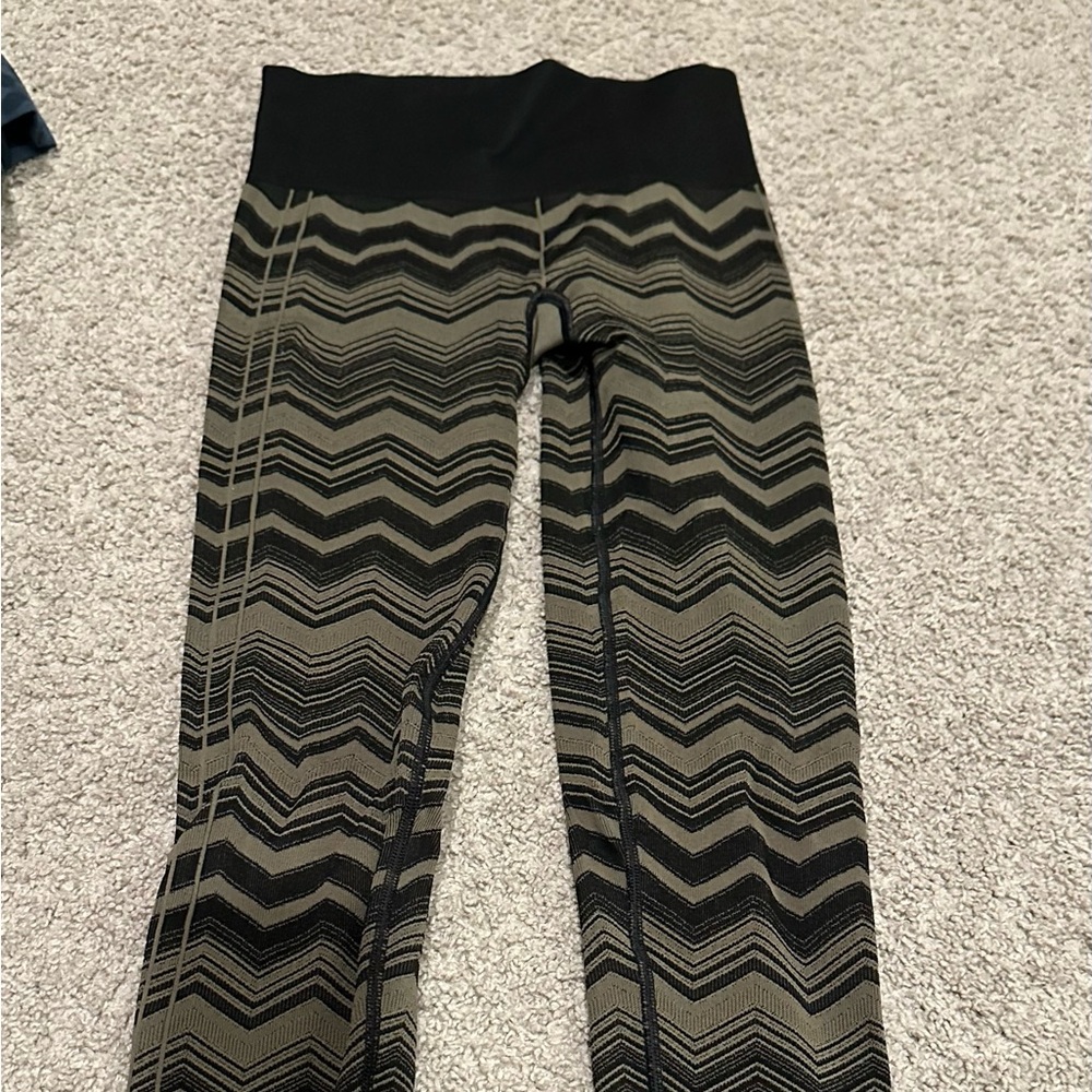 Lululemon Ebb to Street Chevron Green Patterned Leggings - Picture 2 of 3